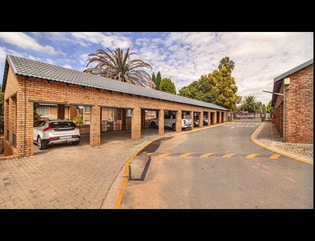 2 BEDROOM TOWNHOUSE FOR SALE IN VAN RIEBEECK PARK